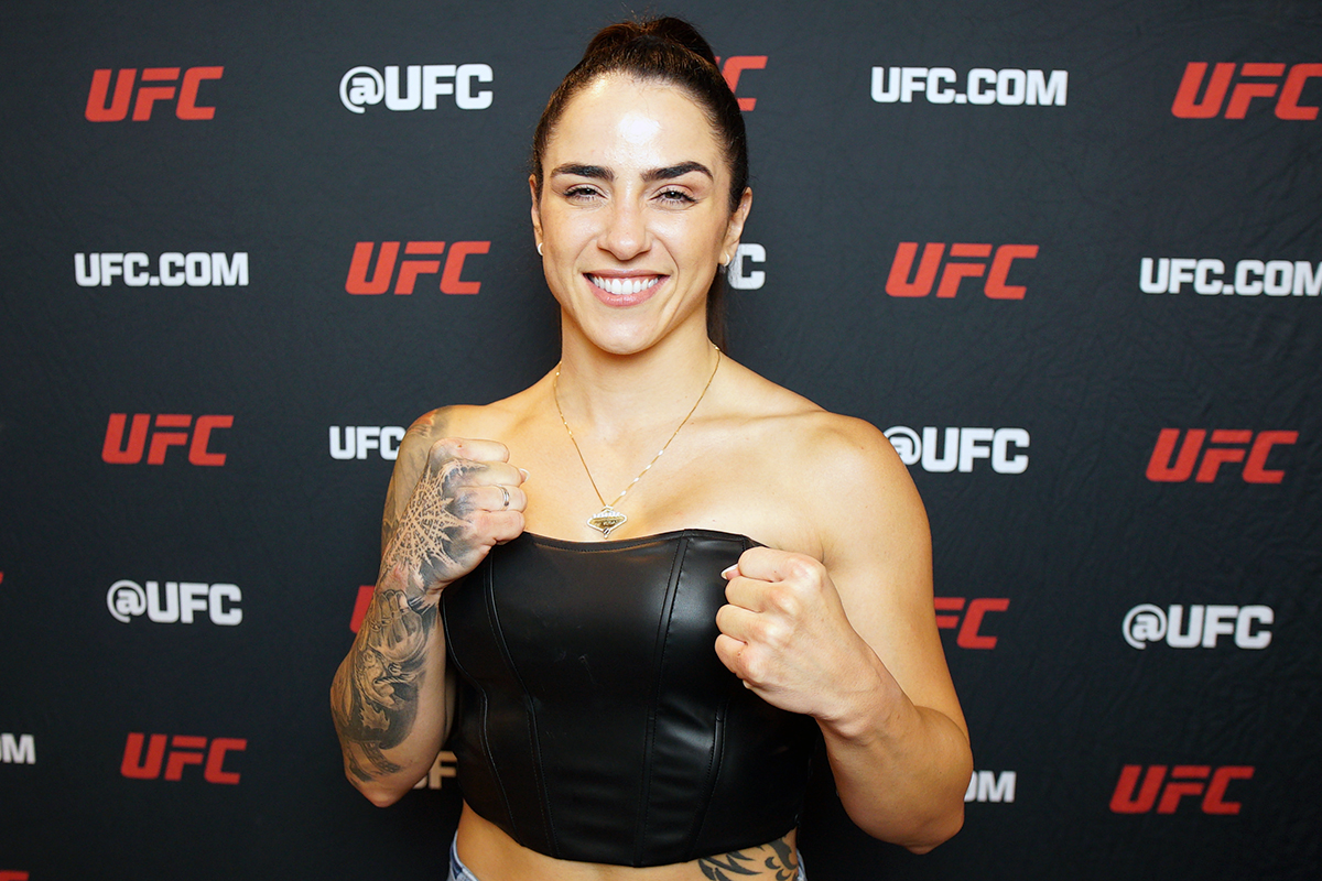 Norma Dumont posa para fotos após conversar com a reportagem da Ag Fight em Las Vegas