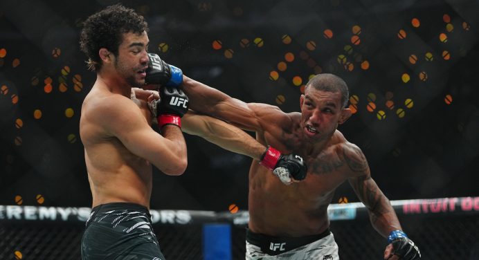 Raoni Barcelos atropela, quebra a banca e acaba com invencibilidade de prodígio no UFC 311
