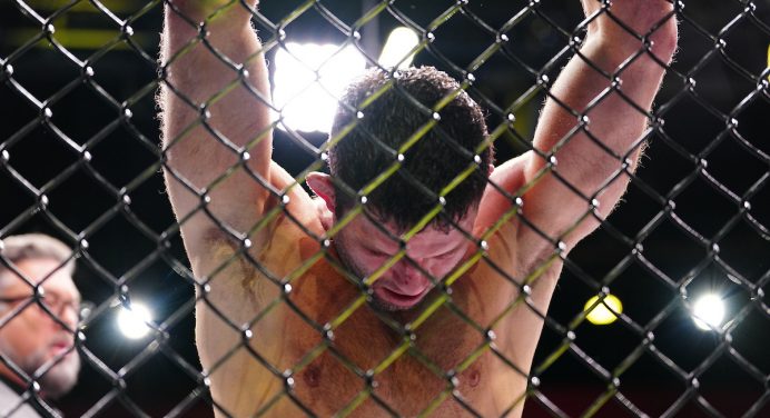 Com mal-estar, Thiago Moisés revela que vomitou logo após vitória no UFC Vegas 101