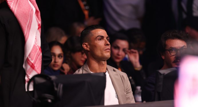 Cristiano Ronaldo aposta no MMA e se torna sócio de evento de Topuria
