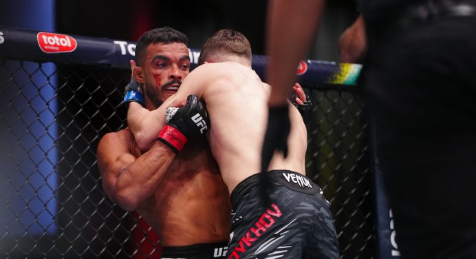 UFC Vegas 102: Ismael Bonfim sofre derrota por interrupção médica após ter visão afetada