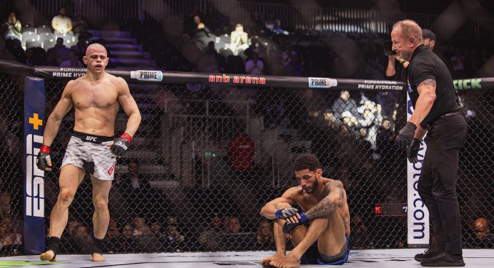Lucas Alexander começa bem, mas sofre virada e perde mais uma no UFC