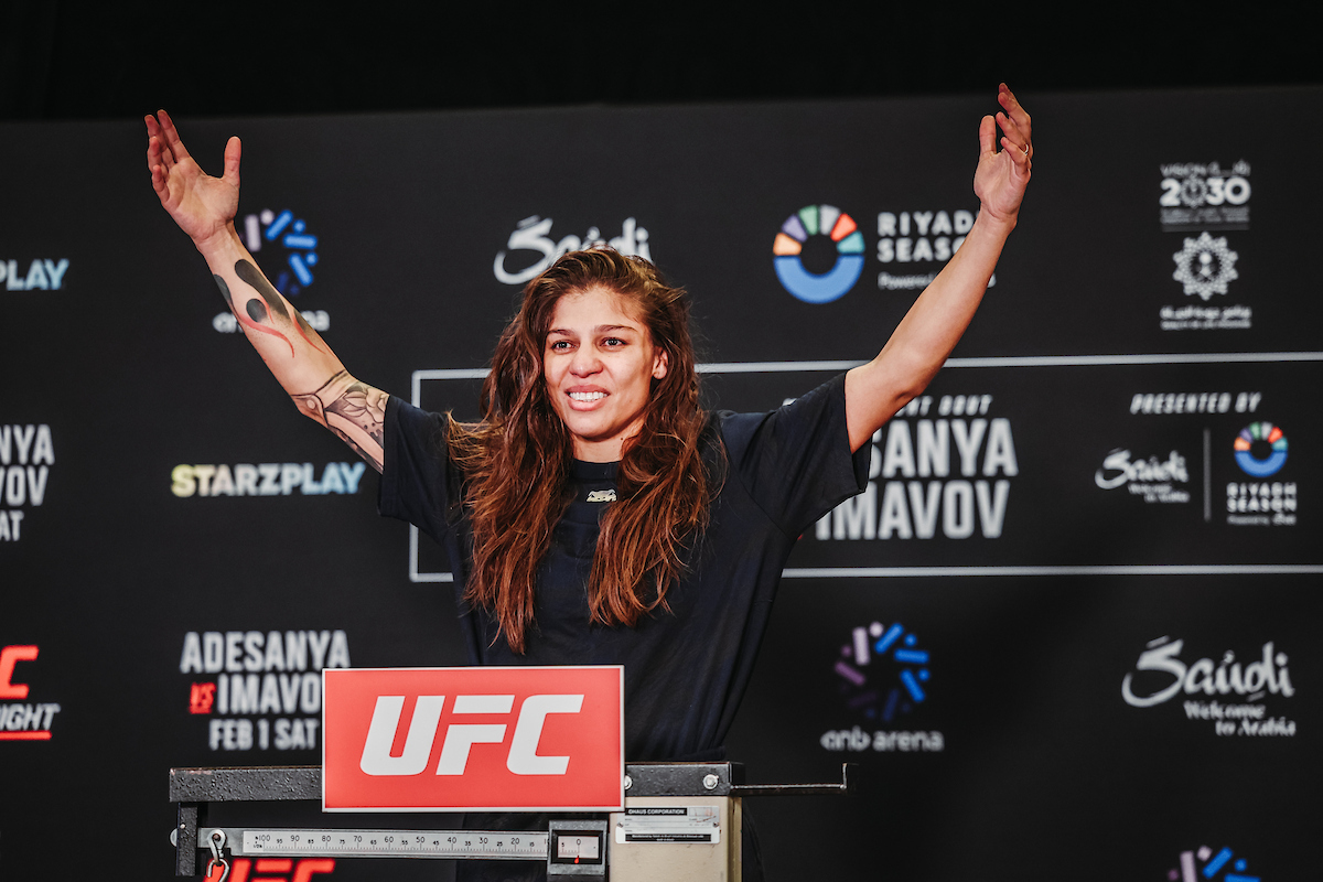 Mayra Sheetara comemora após bater o peso na pesagem do UFC Arábia Saudita