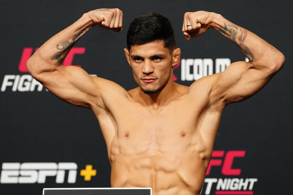 Gabriel Mosquitinho Santos passa pela balança do UFC