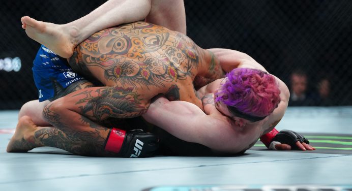 Melquizael Costa finaliza atleta da casa e emplaca segunda vitória seguida no UFC Seattle