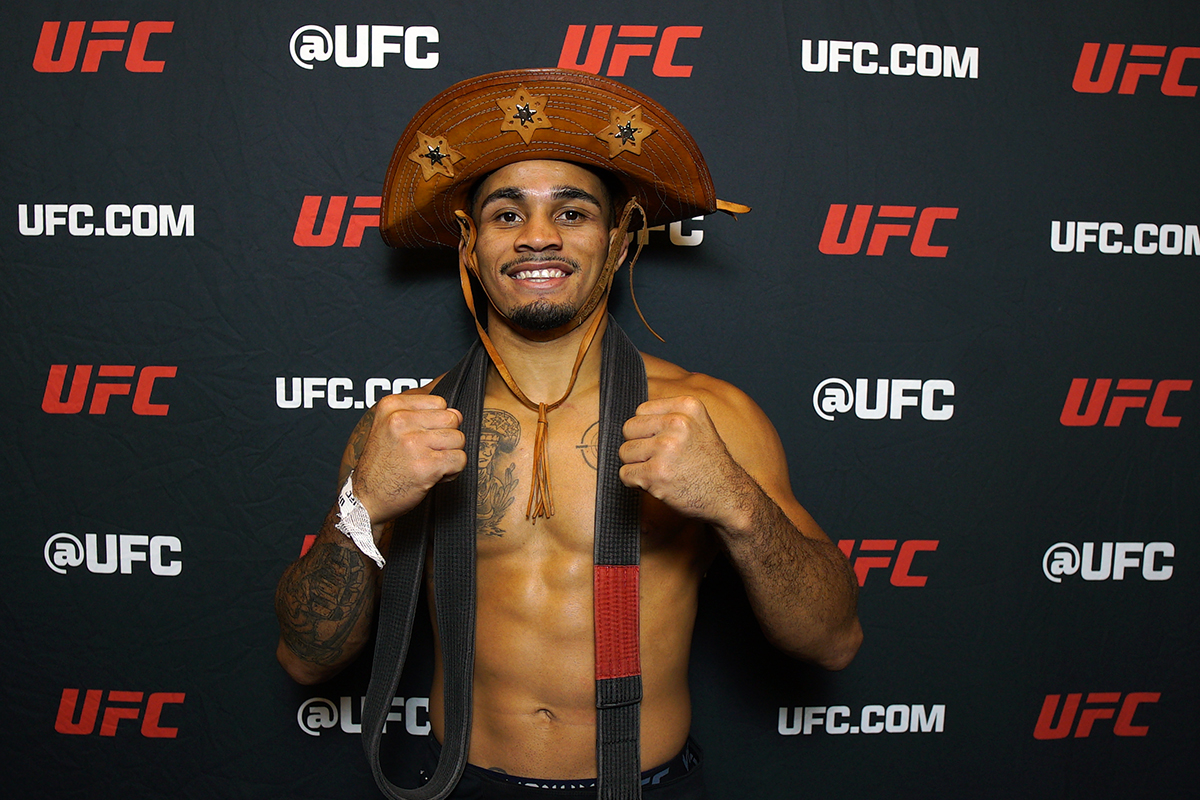 André Mascote posa para fotos após ceder entrevista para a Ag Fight no UFC Vegas 104