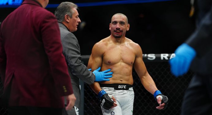 Carlos Leal sofre nocaute relâmpago diante do ‘Rei do Kung Fu’ no UFC Abu Dhabi