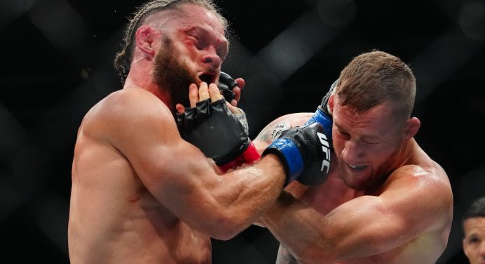 Justin Gaethje supera Rafael Fiziev em candidata à Luta da Noite no UFC 313