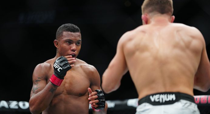 Beneficiado? Brasileiro ativa modo sincerão e admite erro dos juízes em própria vitória no UFC