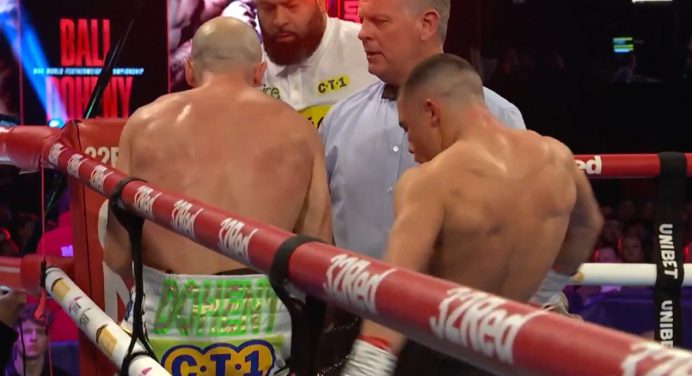 MMA? Boxeador chuta rival após ‘gravata’ em disputa de título mundial; veja