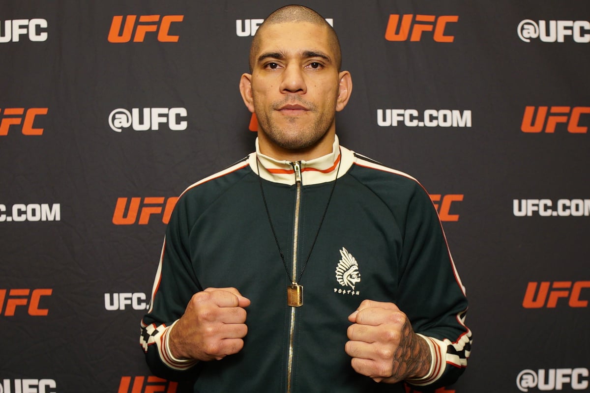 De punho cerrado, Alex Poatan posa para foto durante media day do UFC 313