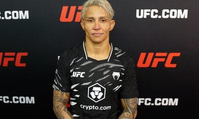 Amanda Lemos posa para fotos após vencer Iasmin Lucindo no UFC 313