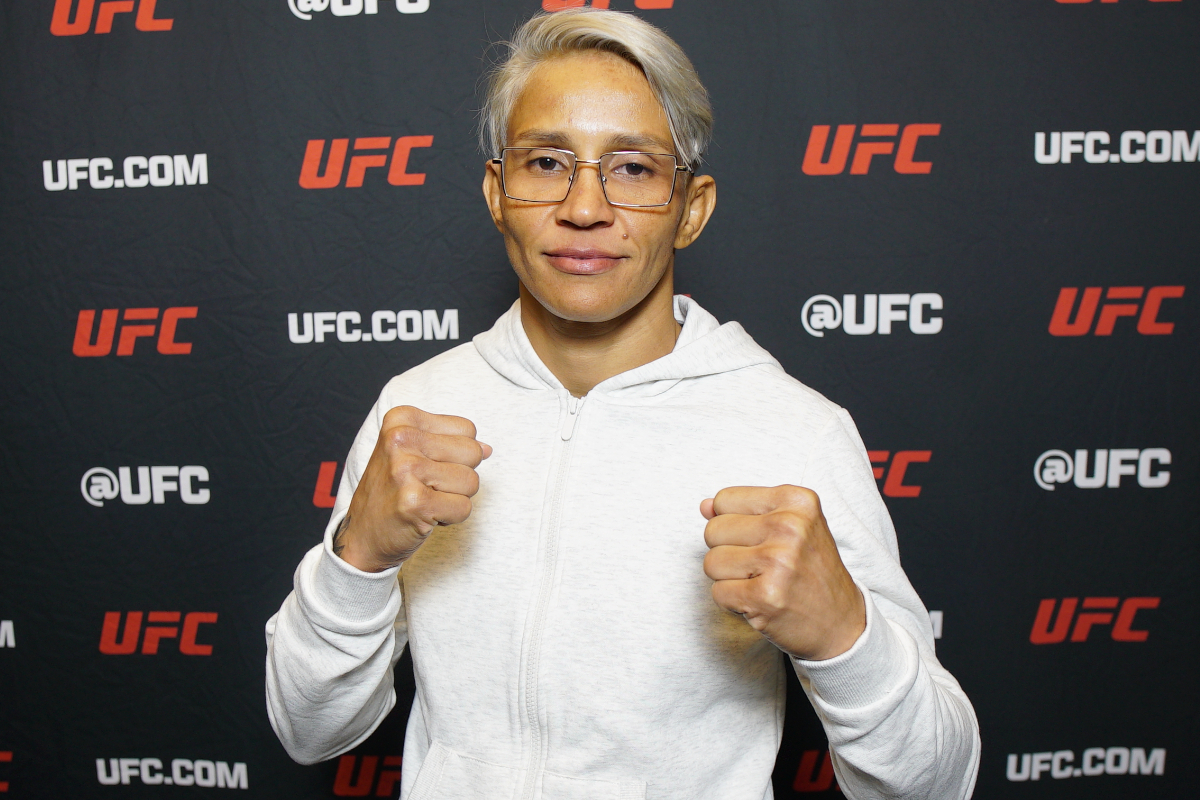 De punhos cerrados e óculos, Amanda Lemos posa para foto no media day do UFC 313
