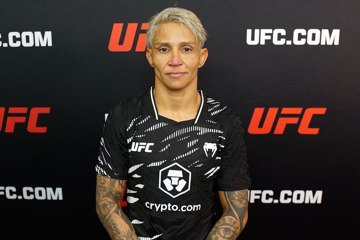Amanda Lemos posa para fotos após vencer Iasmin Lucindo no UFC 313