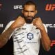 Brendson Ribeiro posa com a guarda alta durante o media day do UFC Vegas 104