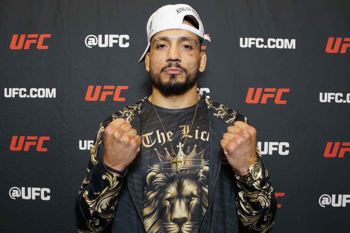 De boné e punhos cerrados, Carlos Leal posa para foto durante o media day do UFC 313