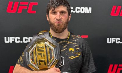 Magomed Ankalaev posa com o cinturão dos meio-pesados após o UFC 313