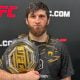 Magomed Ankalaev posa com o cinturão dos meio-pesados após o UFC 313