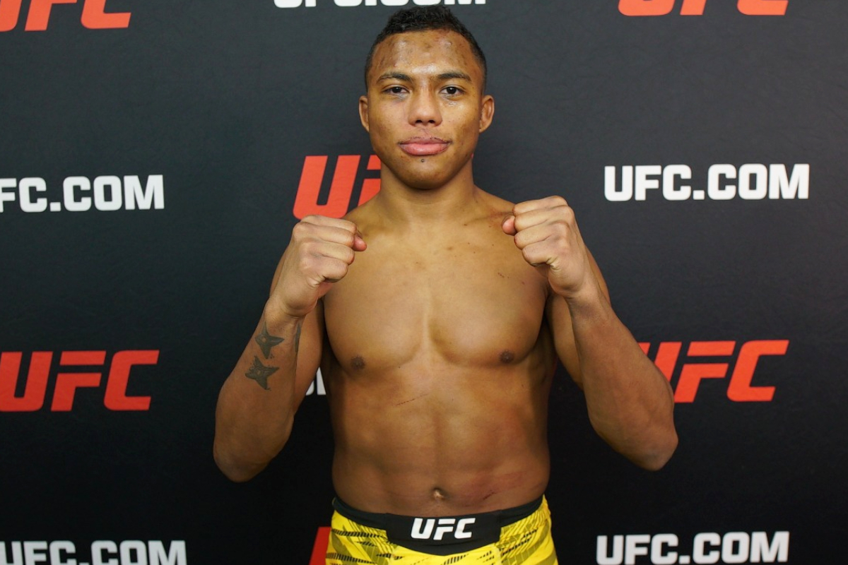 Simulando guarda, Mairon Santos posa para foto durante entrevista após o UFC 313