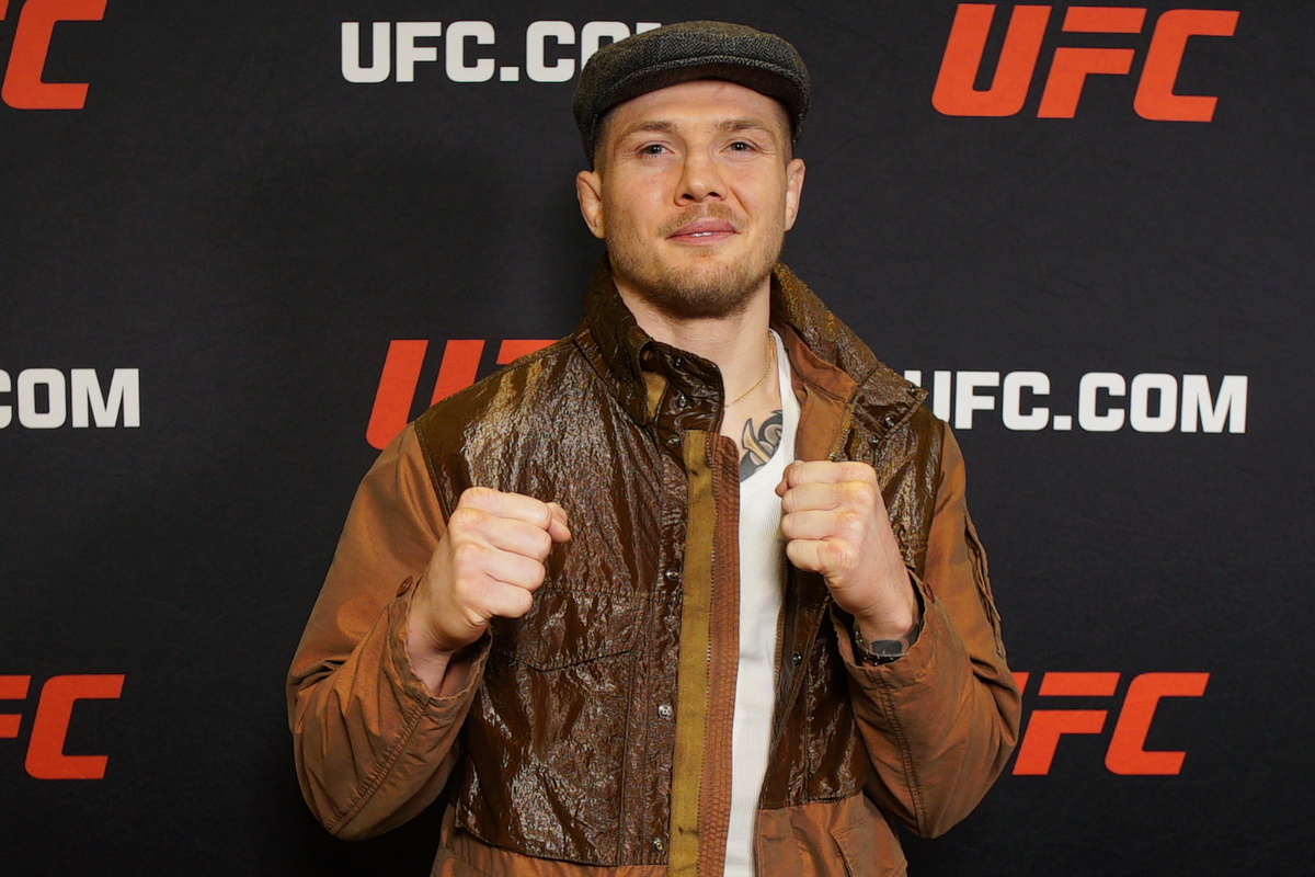 De boina, Marvin Vettori posa para foto durante o media day do UFC Vegas 104