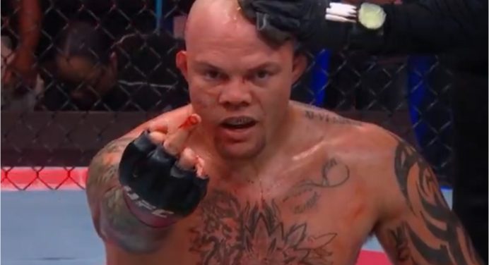 Anthony Smith se irrita com torcedor e protagoniza cena polêmica; veja