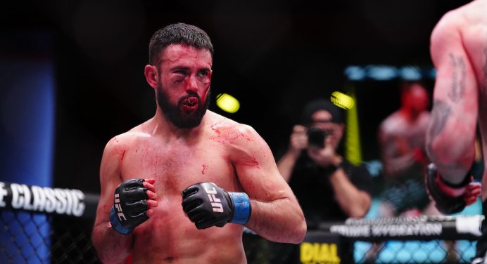 Imagem forte! Lutador exibe lábio rasgado após derrota no UFC Vegas 105; veja