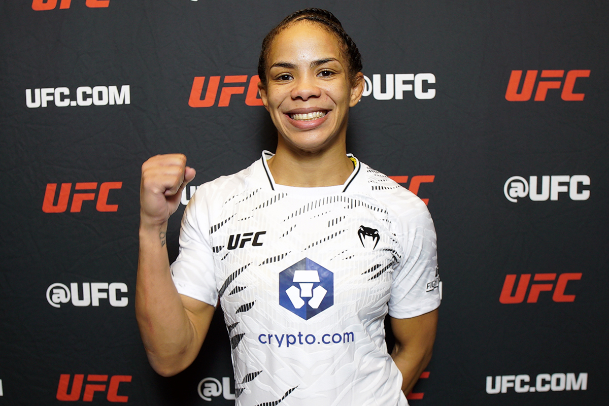 Dione Barbosa posa para fotos após conceder entrevista para a reportagem da Ag Fight