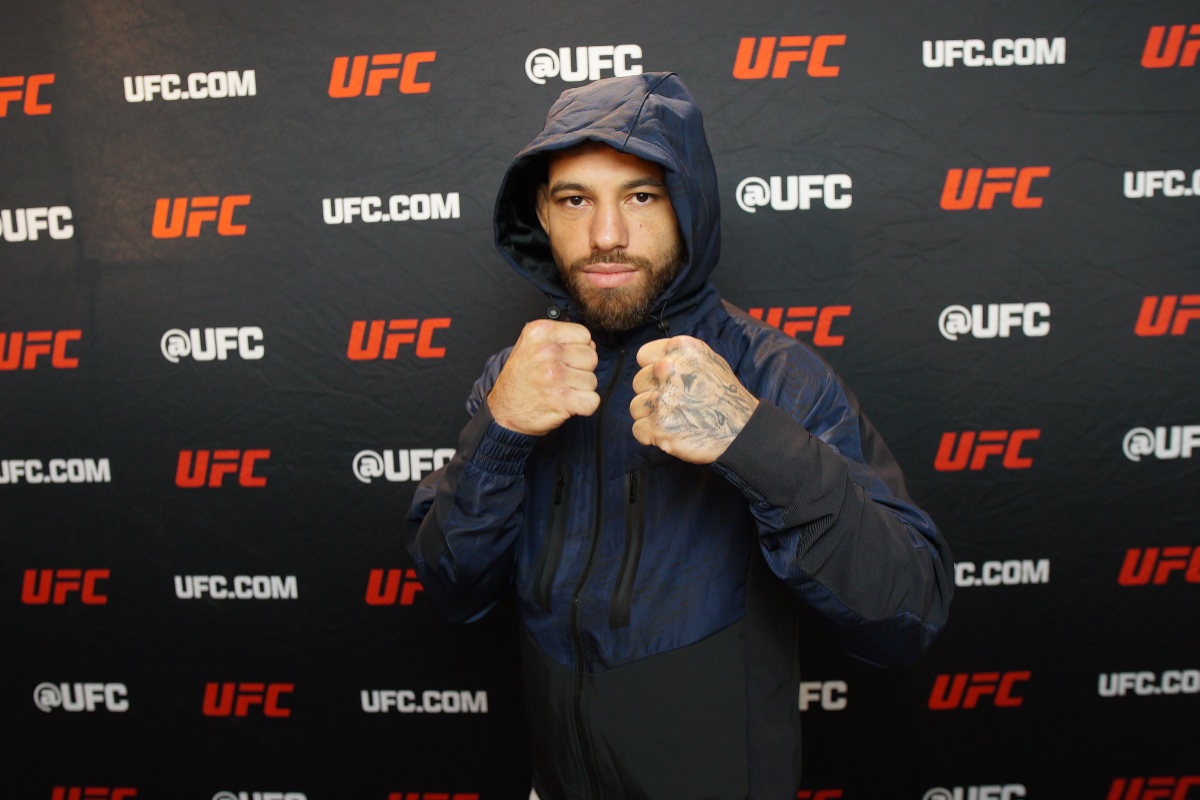 De punhos cerrados, Jean Silva durante o media day do UFC 314