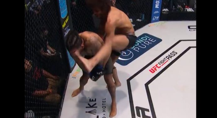 Lutador aplica nocaute inusitado com o dedo pé na LFA; veja