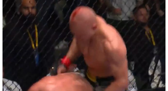 Beijo e sarrada: Lutador causa confusão em evento de MMA na Europa