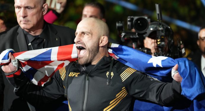 Volkanovski celebra conquista de Della Maddalena no UFC 315: “Dois cinturões na Austrália”
