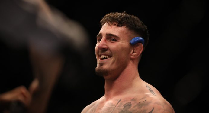 Tom Aspinall ganha uniforme personalizado antes de defesa de título no UFC 321