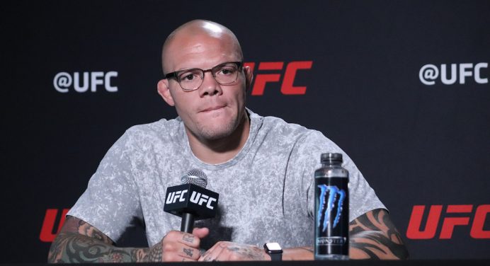 Jogo mental? Anthony Smith vê estratégia por trás do silêncio de Jon Jones