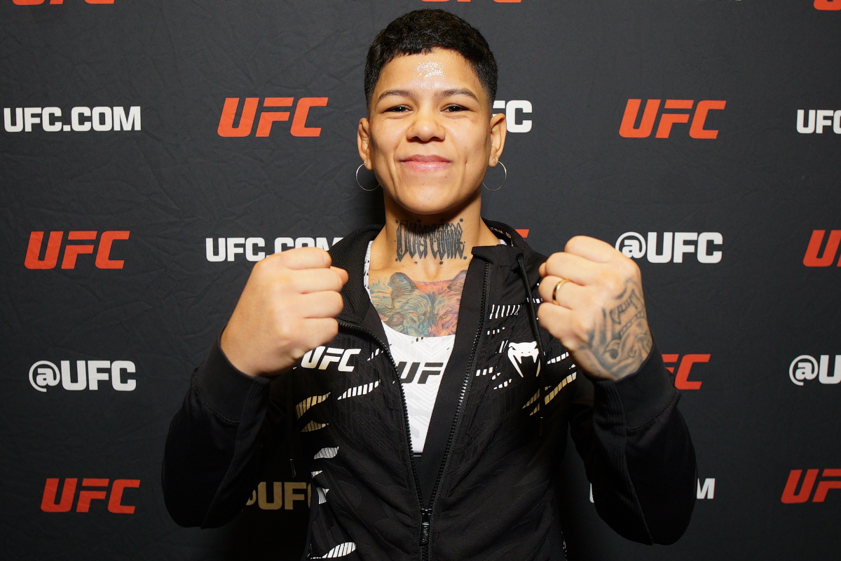 Denise Gomes posa para foto após vitória no UFC Vegas 106