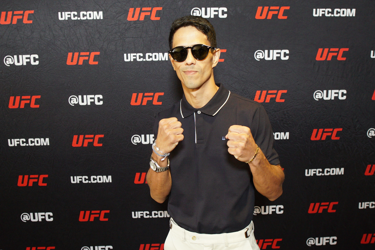 De punhos cerrados, Jafel Filho posa para foto durante o media day do UFC 107