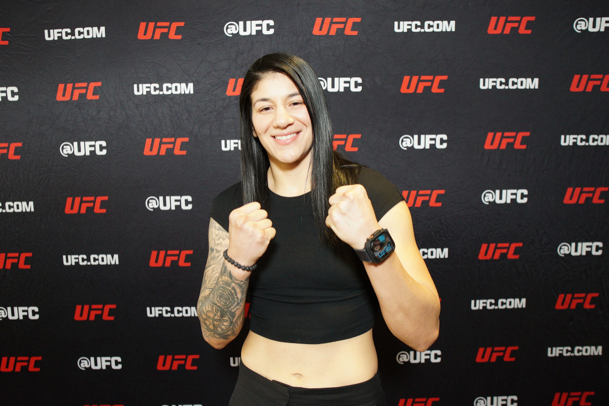De punhos cerrados, Ketlen Vieira posa para foto durante o media day do UFC 107