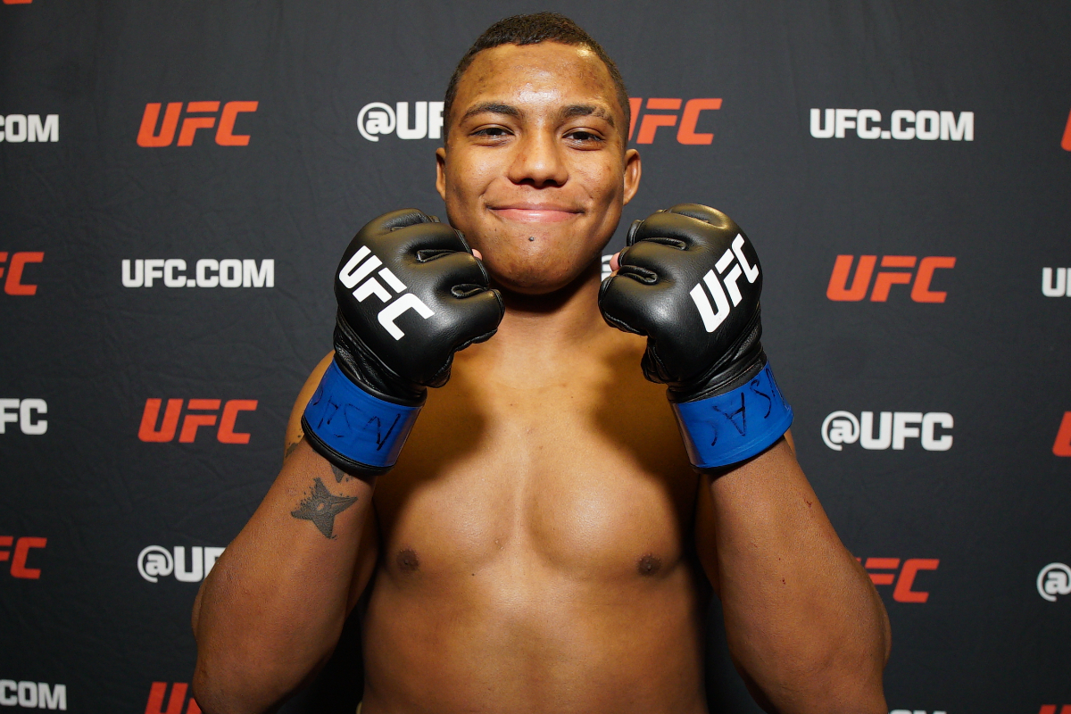 Sorridente, Mairon Santos celebra vitória no UFC Vegas 106