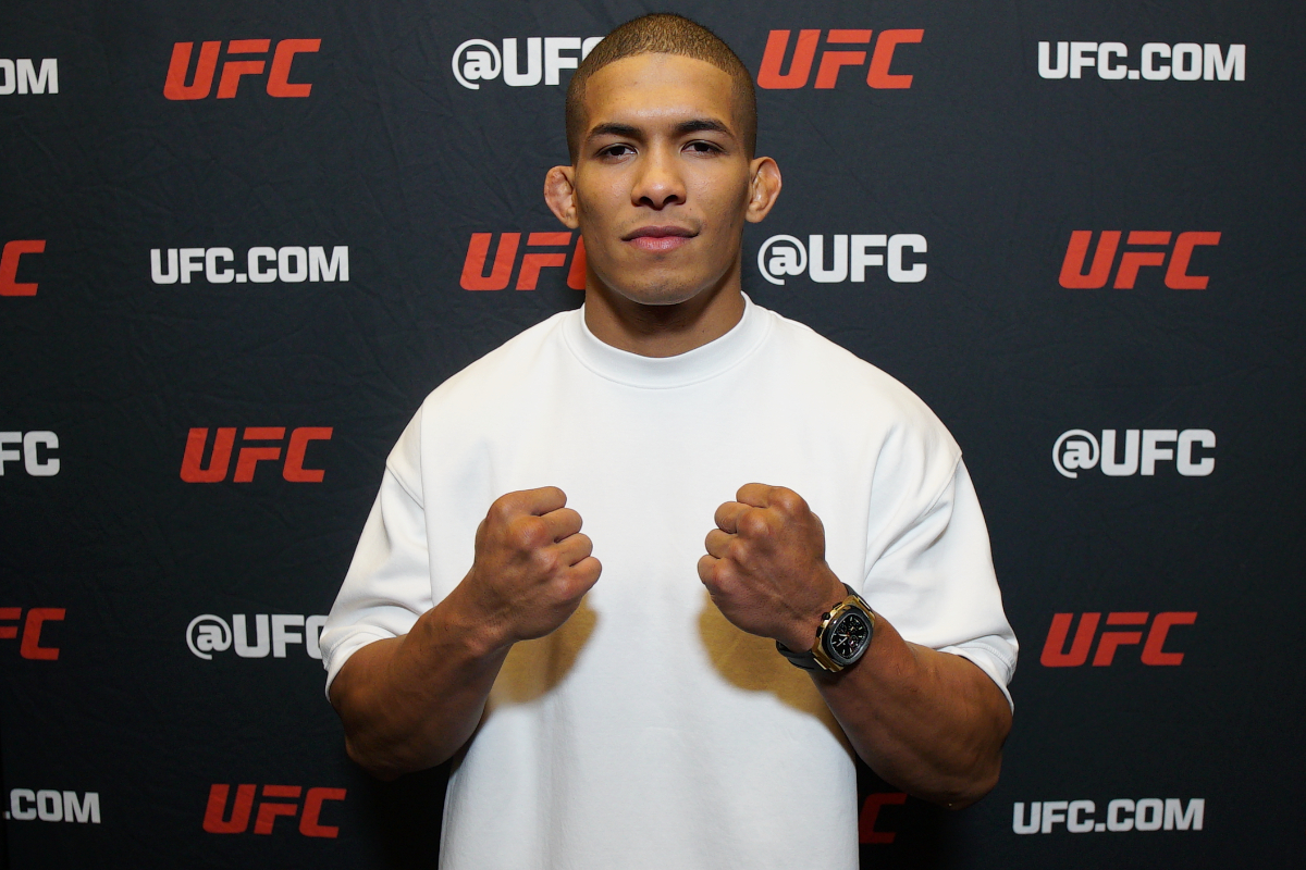 De punhos cerrados, Matheus Camilo posa para foto durante o media day do UFC