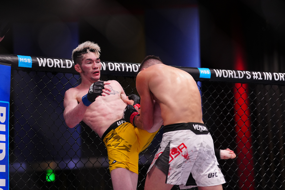 Melquizael Costa acertando joelhada em Julian Erosa no UFC Vegas 106