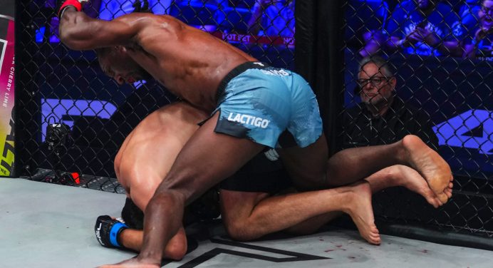 Ex-UFC estreia na PFL com show e volta a nocautear após seis anos; veja