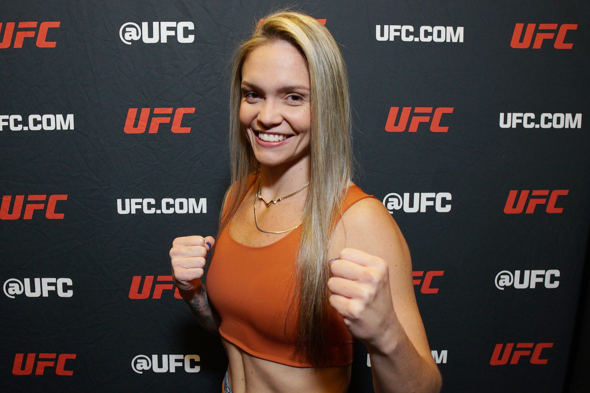Sorridente, Tainara Lisboa posa para foto no media day do UFC Vegas 106