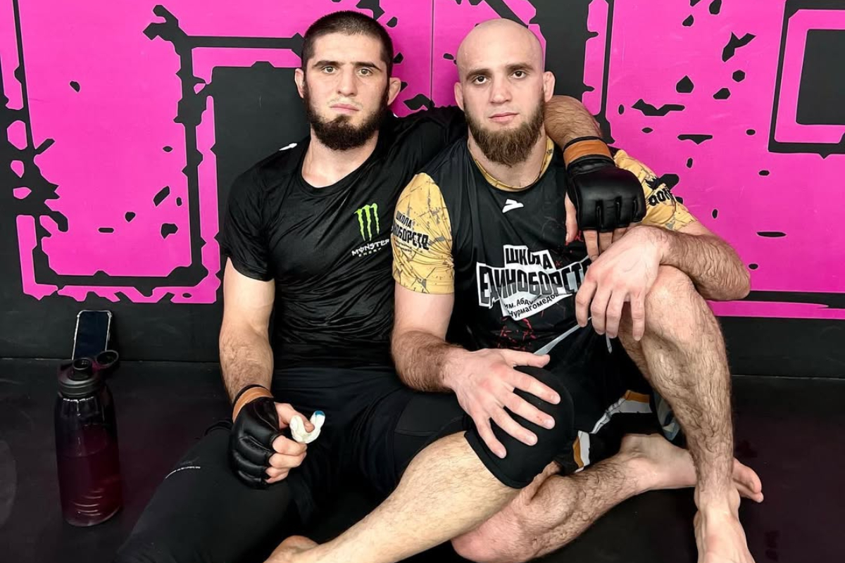 Islam Makhachev e Movlid Khaybulaev em foto após treino