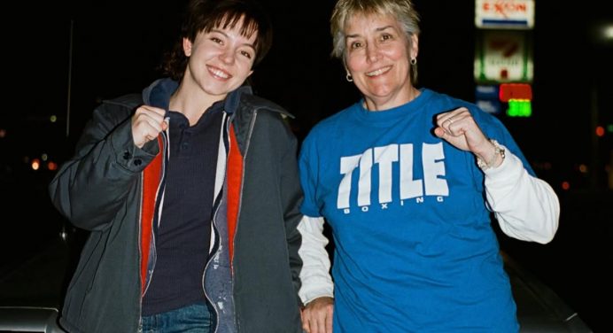 Atriz Sydney Sweeney ganha 13 kg para viver boxeadora no cinema