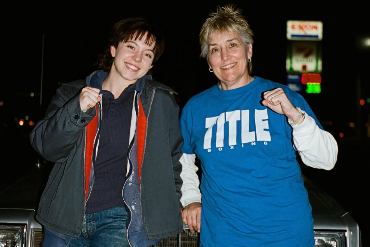 Sydney Sweeney e Christy Martin posando juntas para foto