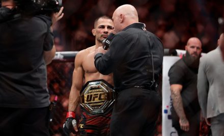 Alexandre Pantoja concedendo entrevista após vencer no UFC 317