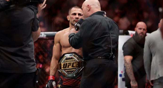 Pantoja abre as portas para disputa de título contra companheiro de time: “Elevou meu nível”