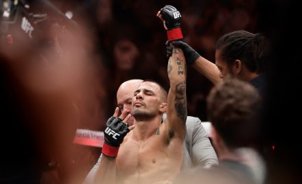 Alexandre Pantoja mostrando que é 'tetracampeão' do UFC