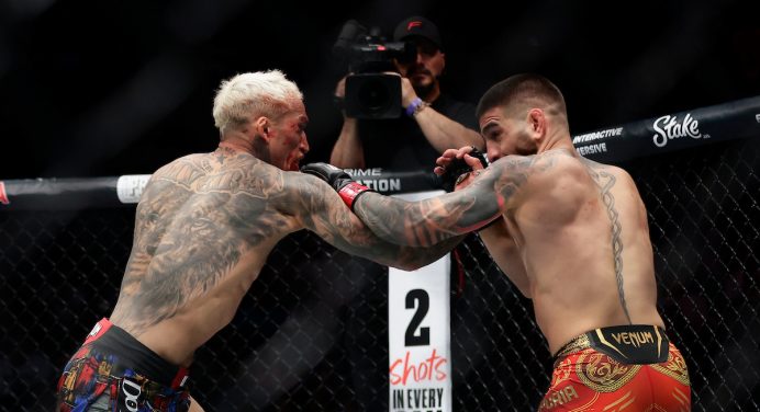 Topuria nocauteia Charles do Bronx no UFC 317 e entra para seleto grupo