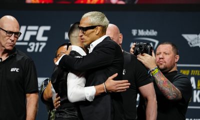 Charles Do Bronx e Ilia Topuria se abraçando durante encarada do UFC 317