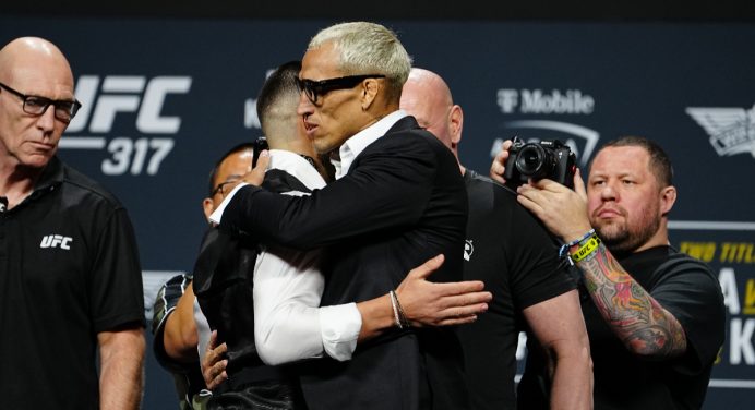 Charles do Bronx e Topuria trocam palavras de respeito em encarada; veja